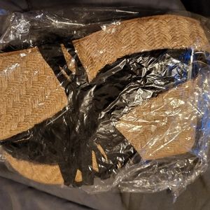 Wedged sandles straps to knee